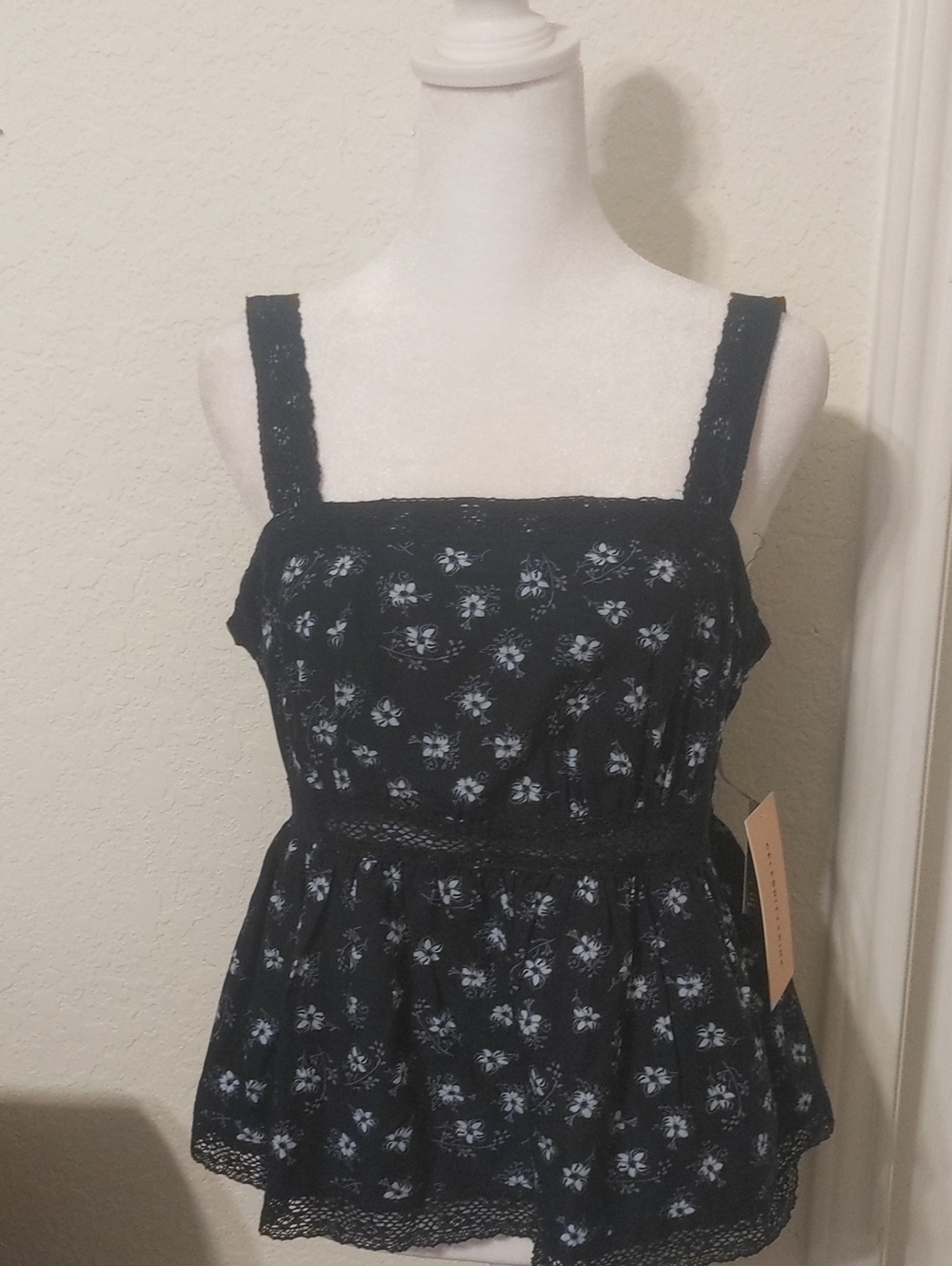 Celebrity Pink Crochet Lace Navy Blue Floral Summer Tank Top. Size S NWT